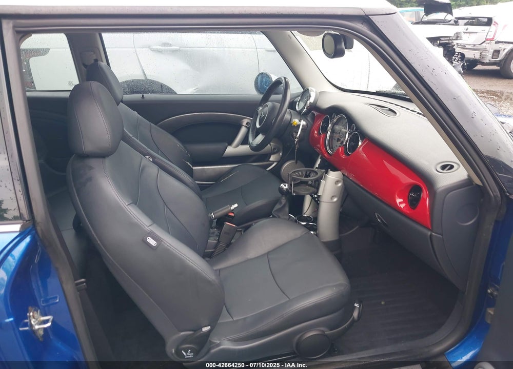 2006 MINI COOPER S VIN: WMWRE33596TN25810