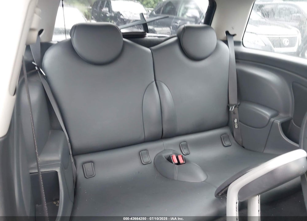 2006 MINI COOPER S VIN: WMWRE33596TN25810