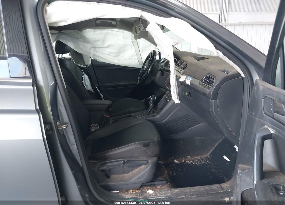 2018 VOLKSWAGEN TIGUAN VIN: 3VV3B7AXXJM213579