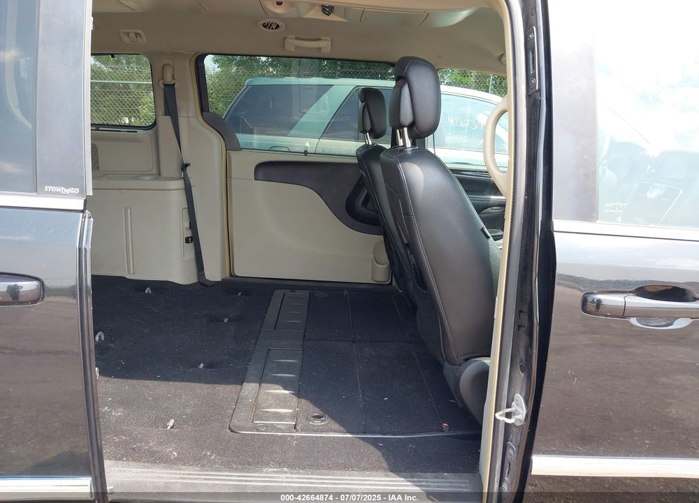 2011 CHRYSLER TOWN & COUNTRY TOURING-L VIN: 2A4RR8DG4BR716258
