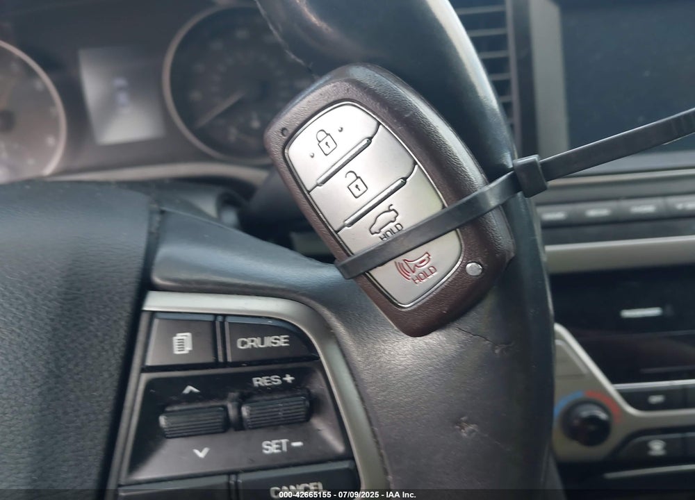 2017 HYUNDAI ELANTRA VIN: KMHD84LF7HU274345