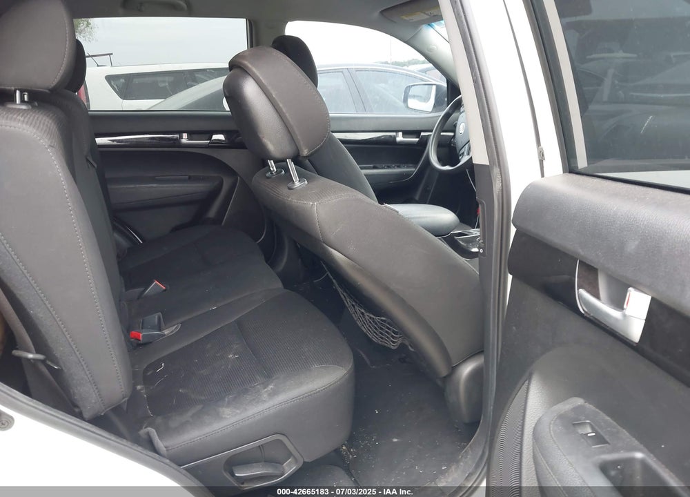 2015 KIA SORENTO LX VIN: 5XYKT3A67FG626930