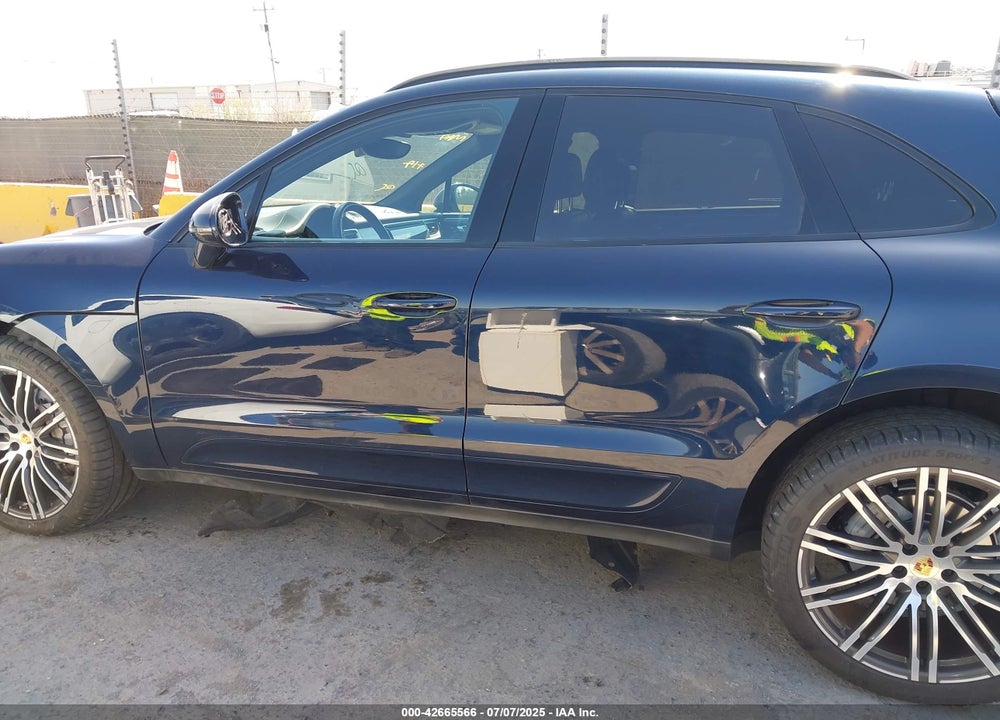 2017 PORSCHE MACAN VIN: WP1AB2A53HLB16113