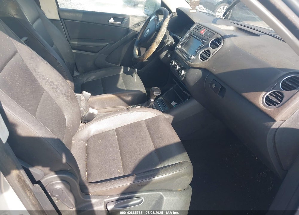 2010 VOLKSWAGEN TIGUAN VIN: WVGAV7AX5AW001651