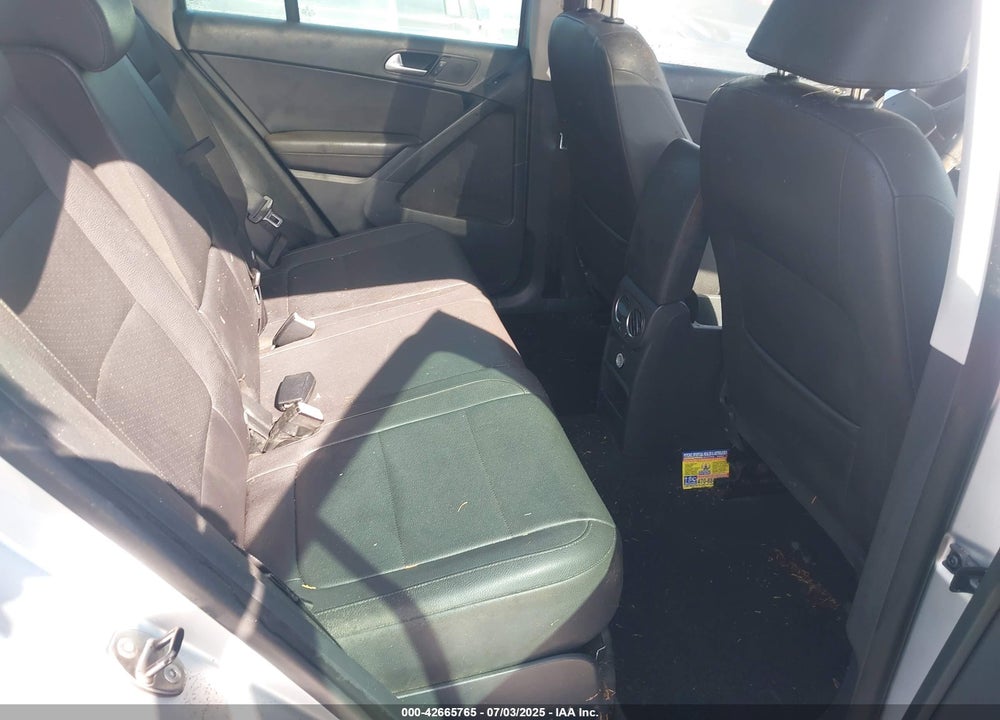 2010 VOLKSWAGEN TIGUAN VIN: WVGAV7AX5AW001651