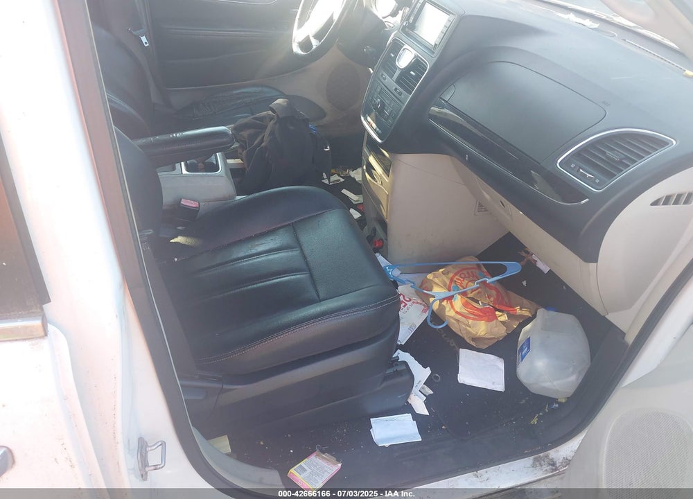 2016 CHRYSLER TOWN & COUNTRY VIN: 2C4RC1BG6GR240328
