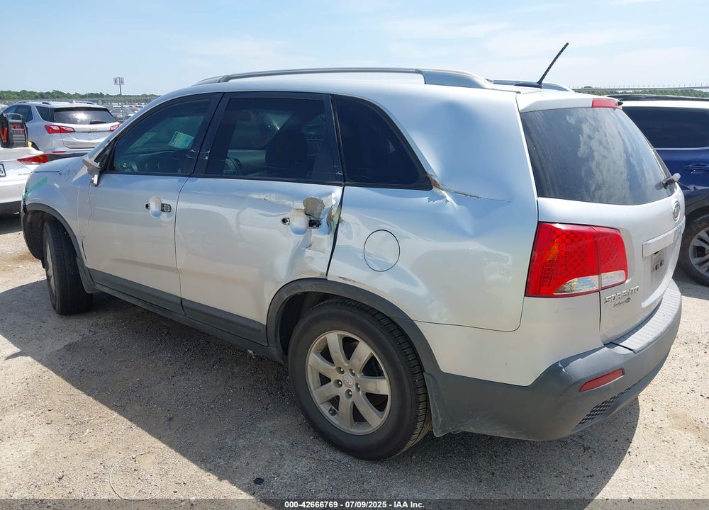 2013 KIA SORENTO VIN: 5XYKT3A66DG330570