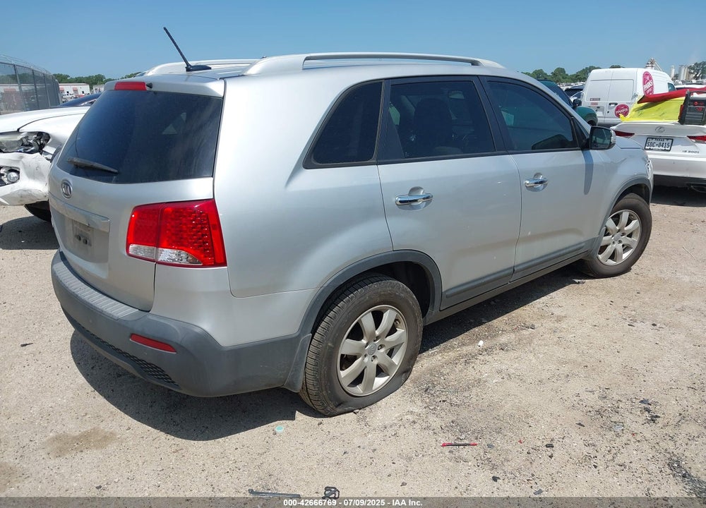 2013 KIA SORENTO VIN: 5XYKT3A66DG330570
