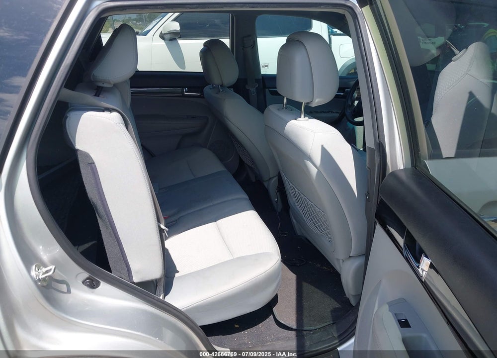 2013 KIA SORENTO VIN: 5XYKT3A66DG330570