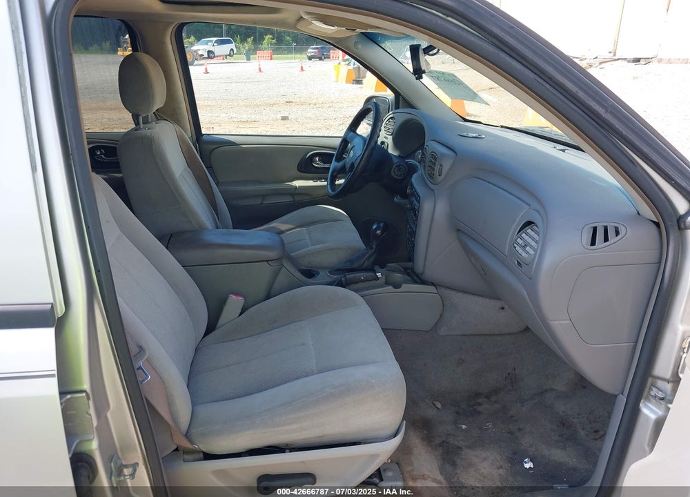 2005 CHEVROLET TRAILBLAZER LS VIN: 1GNDT13S252296055