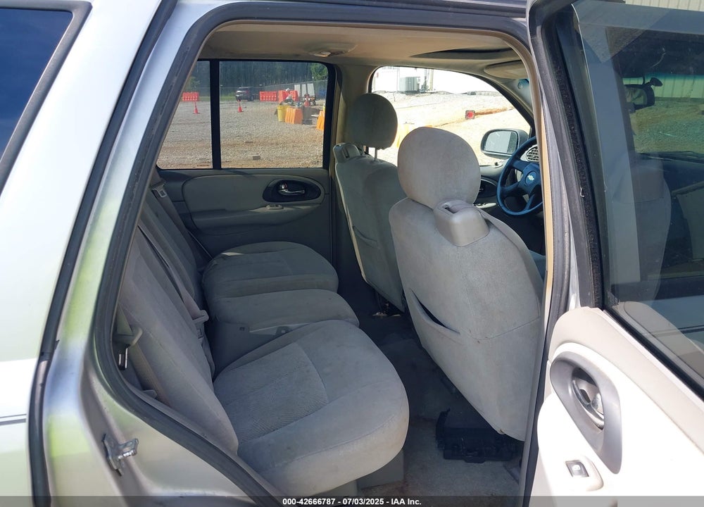 2005 CHEVROLET TRAILBLAZER LS VIN: 1GNDT13S252296055