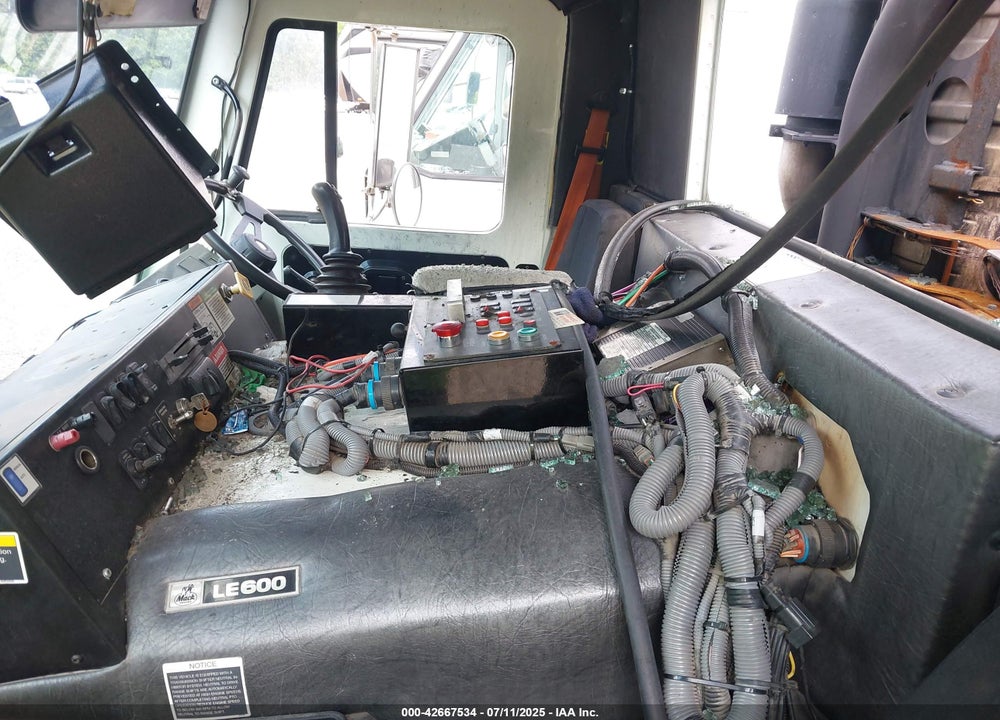 2015 MACK 600 VIN: 1M2AU02C8FM009302