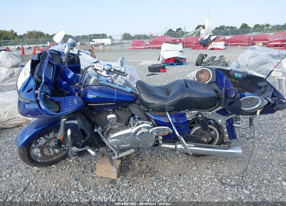 2015 HARLEY-DAVIDSON FLTRUSE CVO ROAD GLIDE VIN: 1HD1TAN10FB962510
