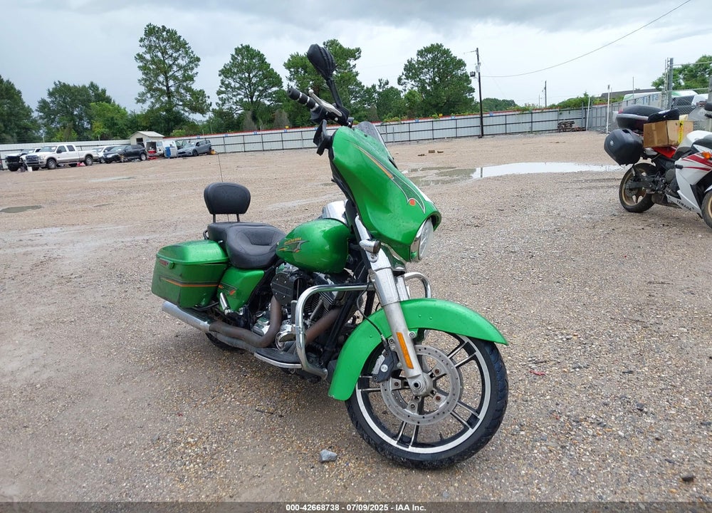 2015 HARLEY-DAVIDSON FLHX STREET GLIDE VIN: 1HD1KBM12FB630692