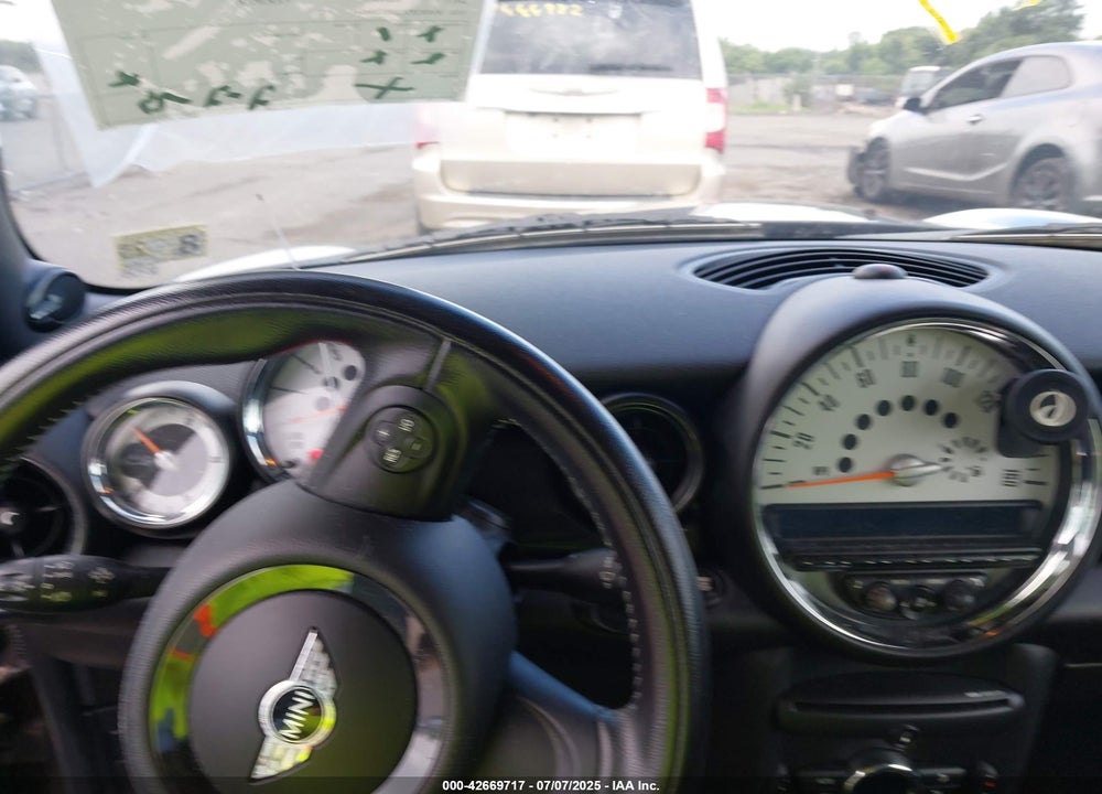 2011 MINI COOPER S VIN: WMWZP3C50BTX84044