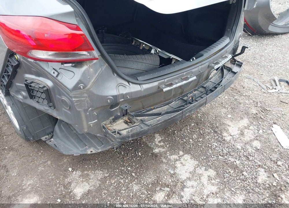 2018 HYUNDAI ELANTRA VIN: 5NPD74LF4JH353317
