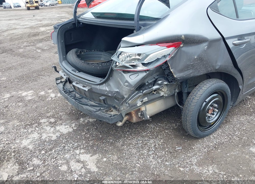 2018 HYUNDAI ELANTRA VIN: 5NPD74LF4JH353317