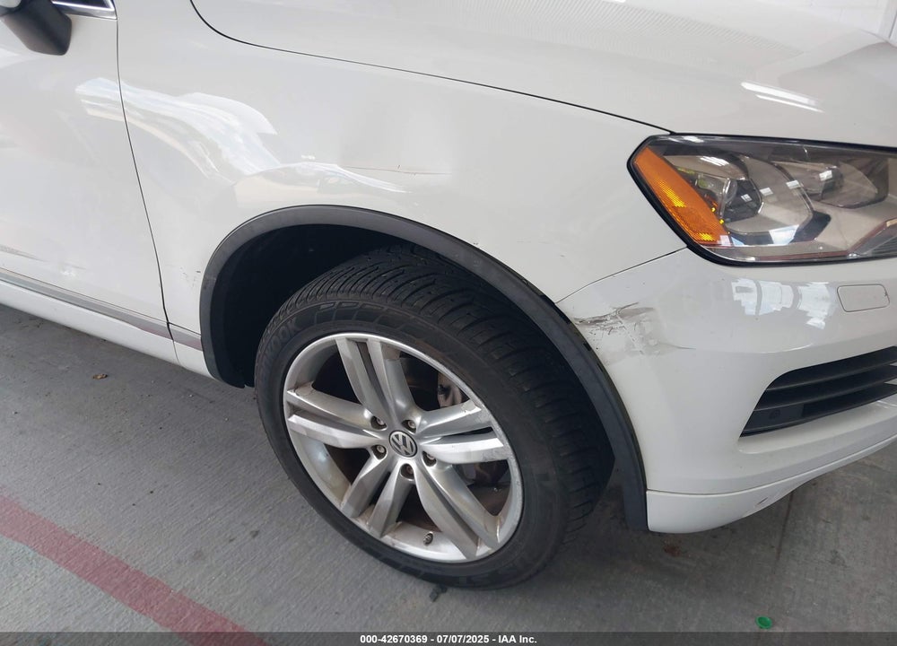 2014 VOLKSWAGEN TOUAREG VIN: WVGEP9BP2ED009360