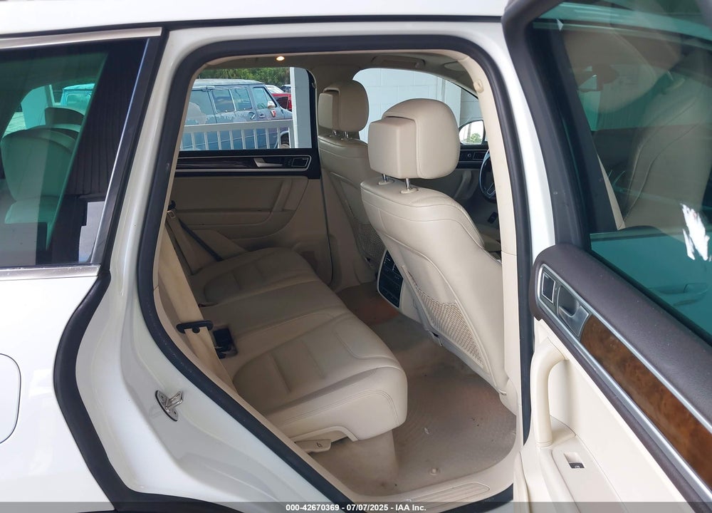 2014 VOLKSWAGEN TOUAREG VIN: WVGEP9BP2ED009360