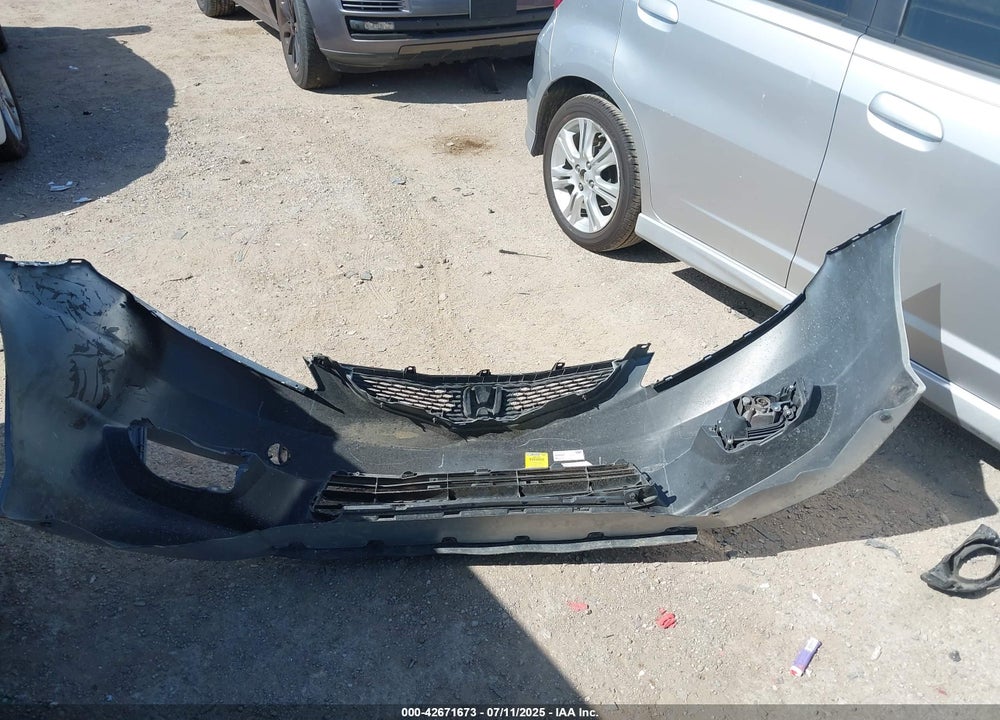 2011 HONDA FIT VIN: JHMGE8H5XBS003900
