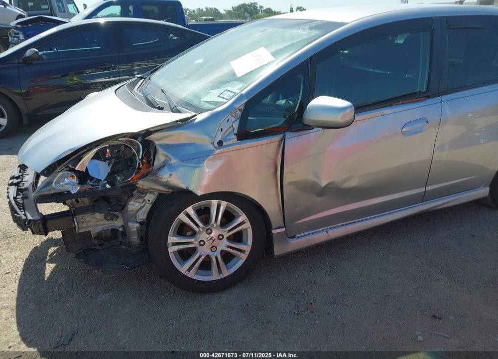 2011 HONDA FIT VIN: JHMGE8H5XBS003900
