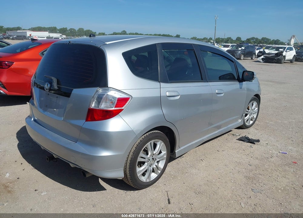 2011 HONDA FIT VIN: JHMGE8H5XBS003900