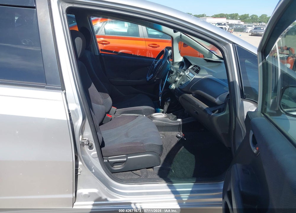2011 HONDA FIT VIN: JHMGE8H5XBS003900
