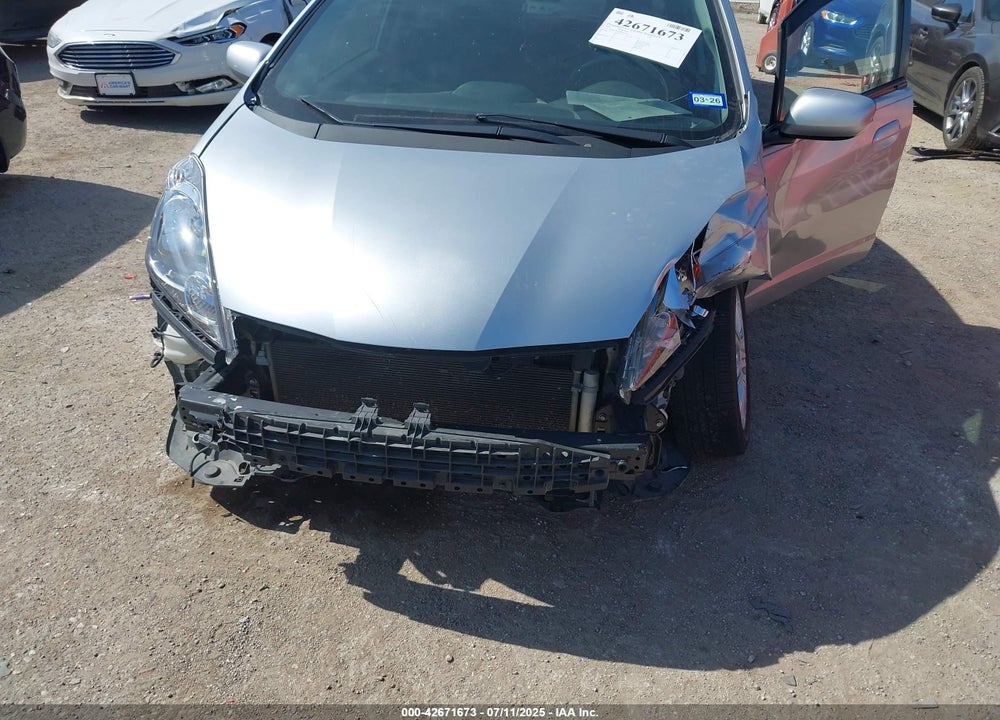 2011 HONDA FIT VIN: JHMGE8H5XBS003900