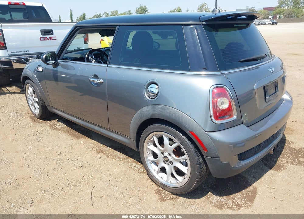 2010 MINI COOPER S VIN: WMWMF7C53ATZ70244
