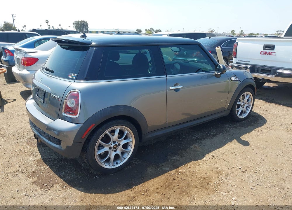 2010 MINI COOPER S VIN: WMWMF7C53ATZ70244