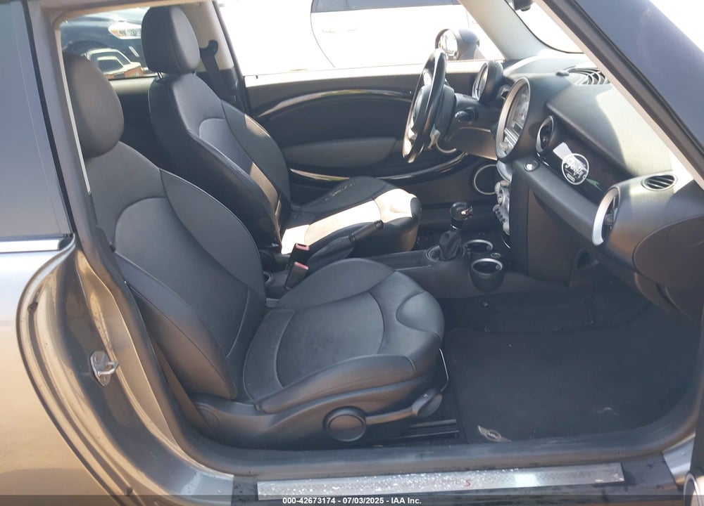 2010 MINI COOPER S VIN: WMWMF7C53ATZ70244