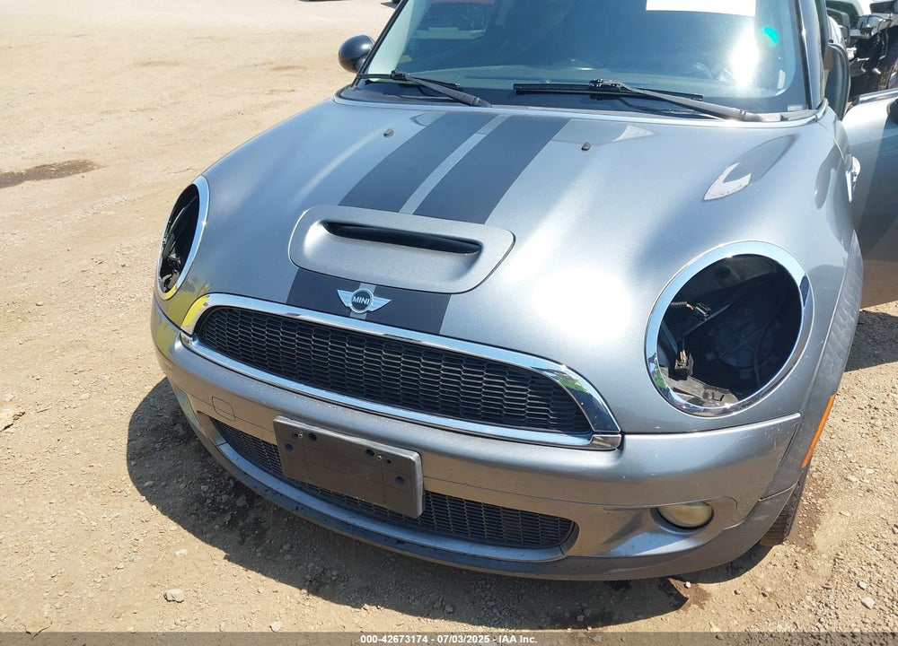 2010 MINI COOPER S VIN: WMWMF7C53ATZ70244