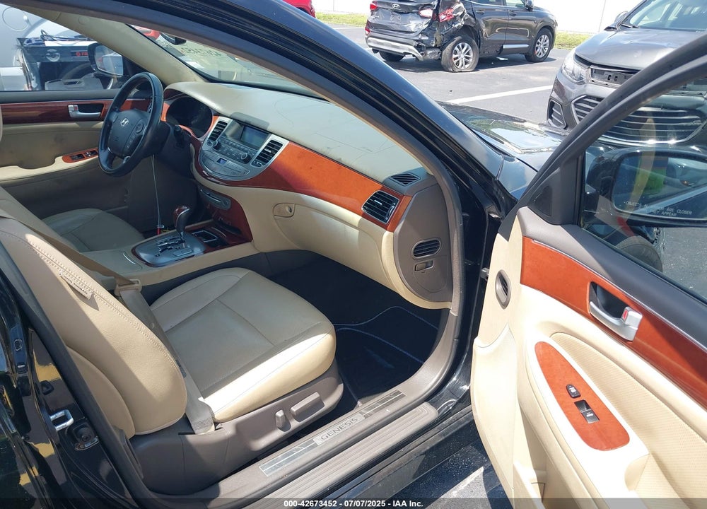 2013 HYUNDAI GENESIS VIN: KMHGC4DDXDU220136