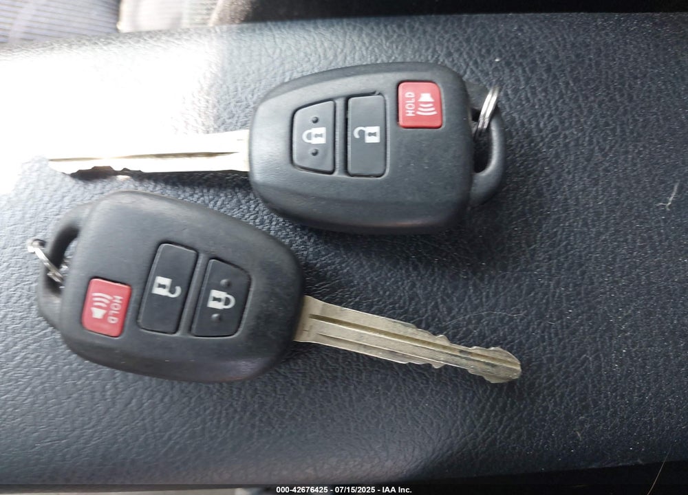 2015 TOYOTA PRIUS C VIN: JTDKDTB33F1113692