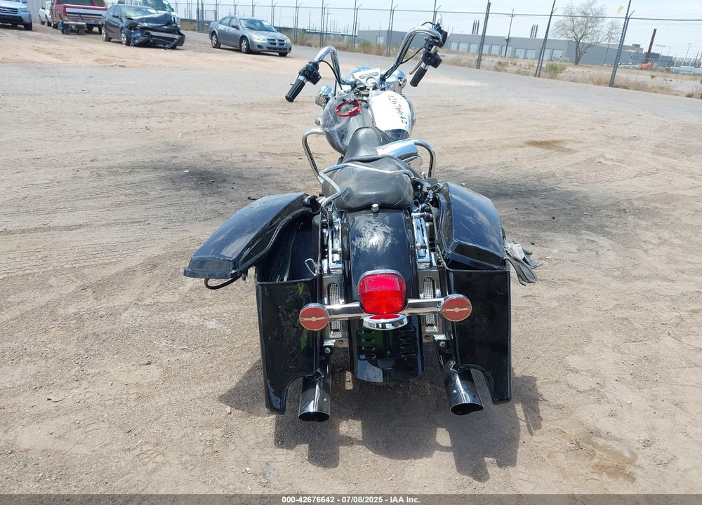 2015 HARLEY-DAVIDSON FLHR ROAD KING VIN: 1HD1FBM18FB648893