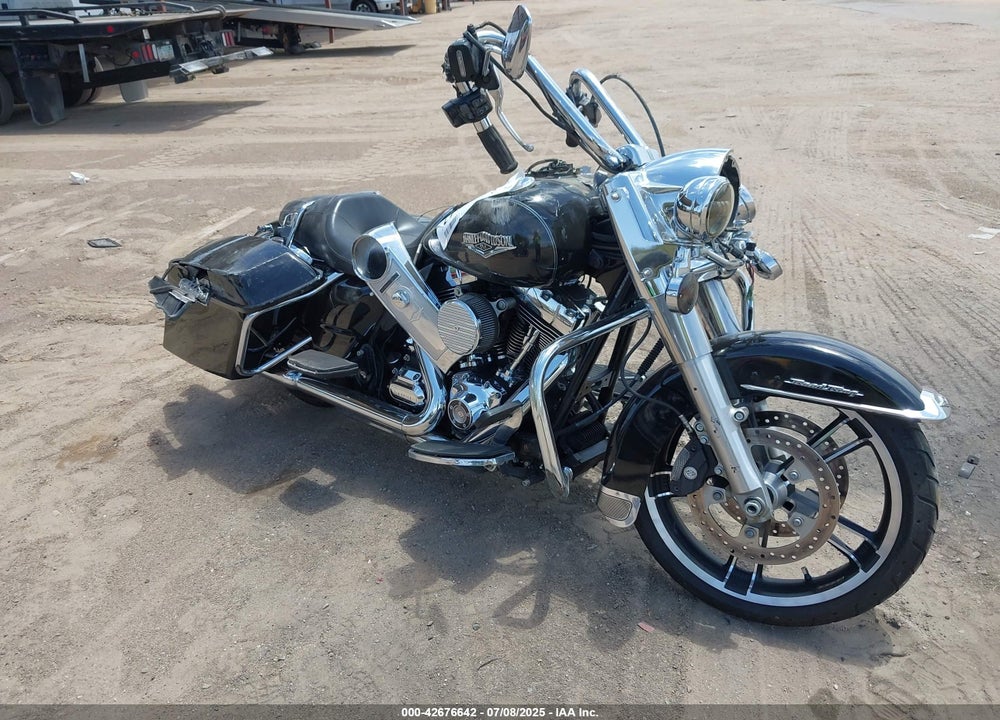 2015 HARLEY-DAVIDSON FLHR ROAD KING VIN: 1HD1FBM18FB648893