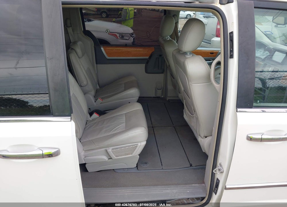 2008 CHRYSLER TOWN & COUNTRY LIMITED VIN: 2A8HR64X28R747497