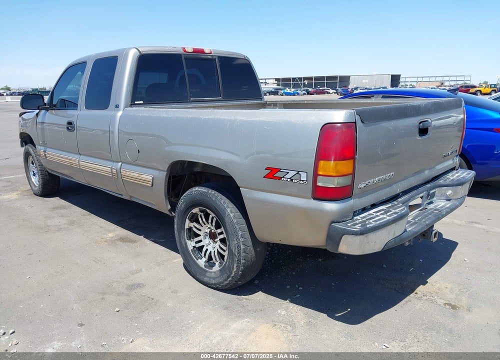 2001 CHEVROLET SILVERADO 1500 LS VIN: 2GCEK19T011377100