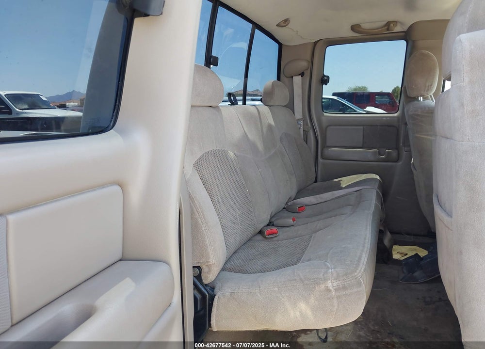 2001 CHEVROLET SILVERADO 1500 LS VIN: 2GCEK19T011377100