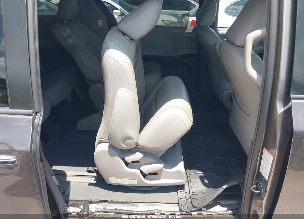 2019 TOYOTA SIENNA XLE 8 PASSENGER VIN: 5TDYZ3DC8KS984173