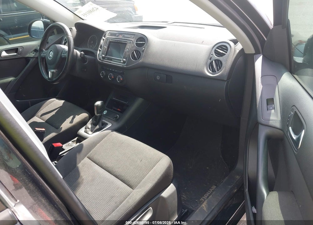 2017 VOLKSWAGEN TIGUAN VIN: WVGBV7AX8HK045178