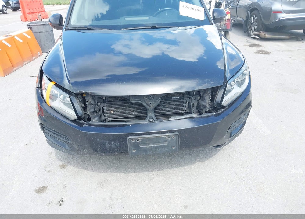 2017 VOLKSWAGEN TIGUAN VIN: WVGBV7AX8HK045178