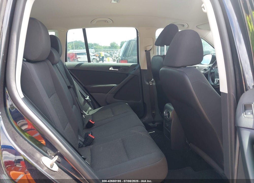 2017 VOLKSWAGEN TIGUAN VIN: WVGBV7AX8HK045178