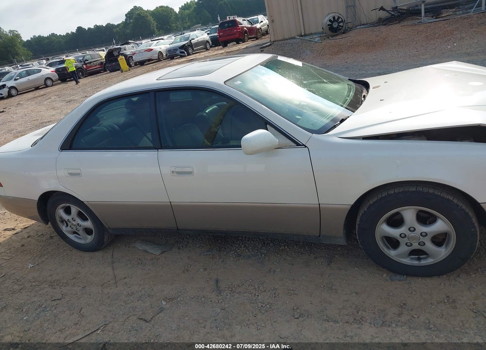 1998 LEXUS ES 300 VIN: JT8BF28G2W0131104