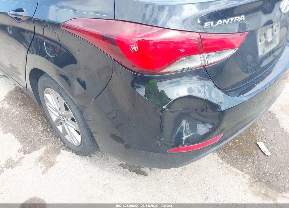 2014 HYUNDAI ELANTRA VIN: 5NPDH4AE3EH458721