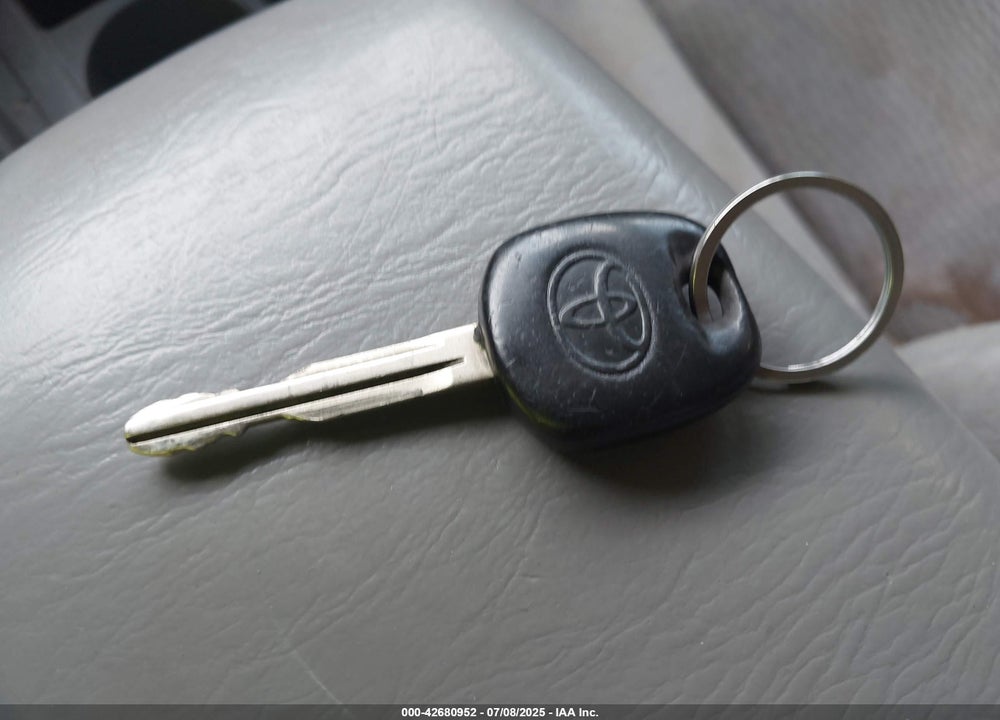 2005 TOYOTA COROLLA LE VIN: 2T1BR32E15C554198