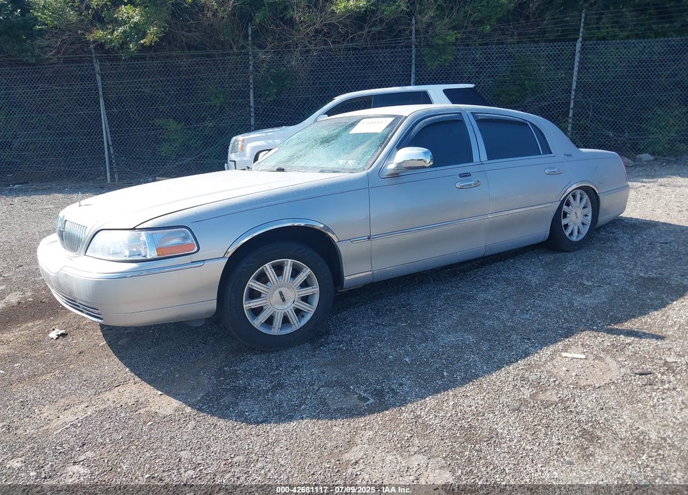 2008 LINCOLN TOWN CAR VIN: 2LNHM82WX8X663589