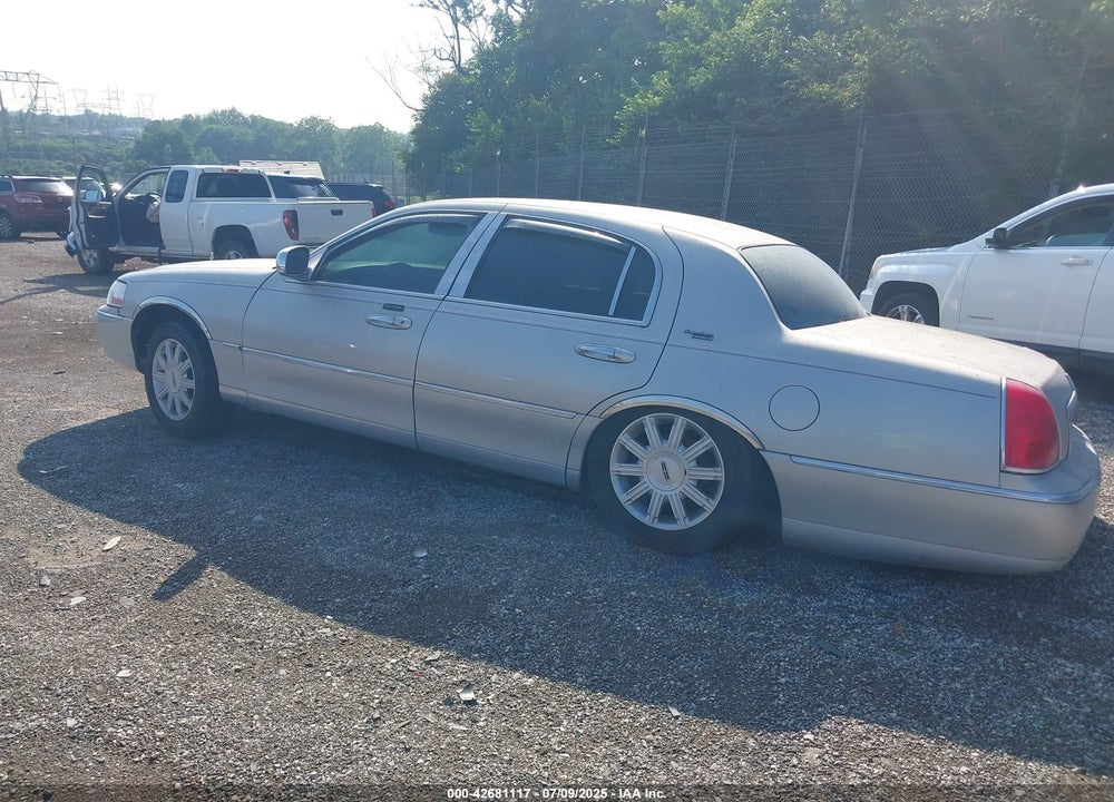 2008 LINCOLN TOWN CAR VIN: 2LNHM82WX8X663589