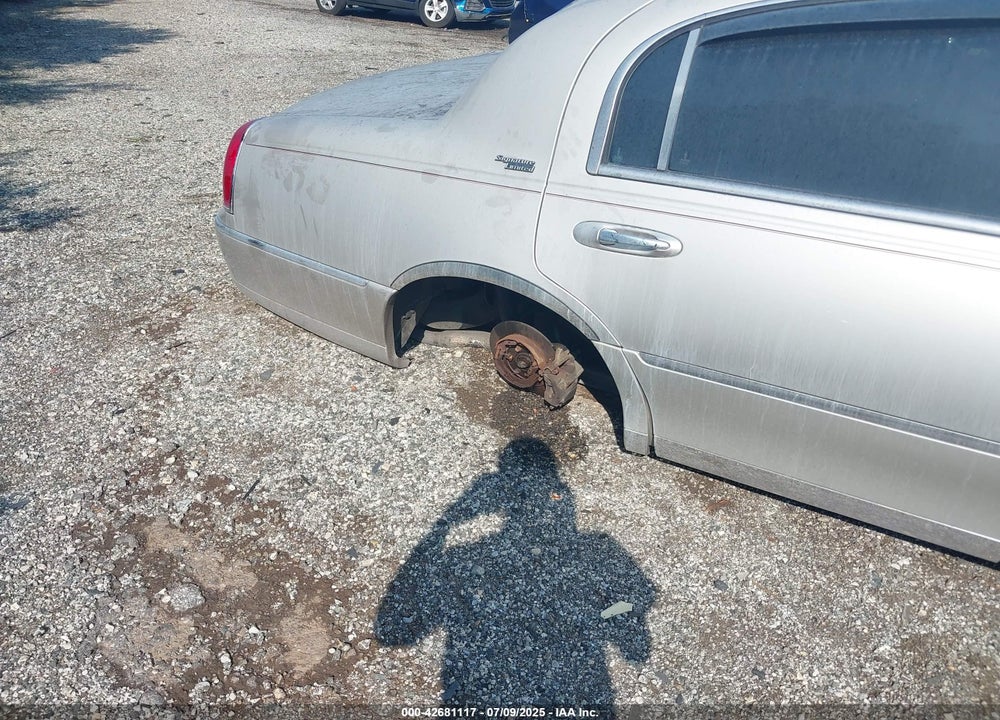 2008 LINCOLN TOWN CAR VIN: 2LNHM82WX8X663589