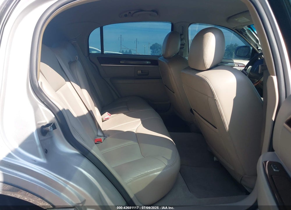 2008 LINCOLN TOWN CAR VIN: 2LNHM82WX8X663589